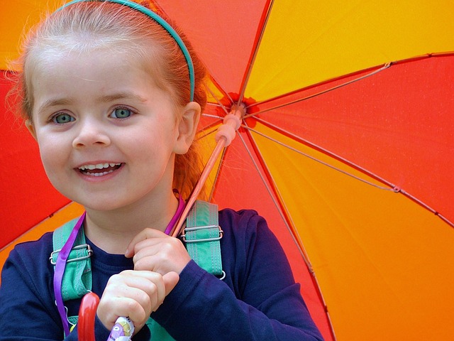 Regnvejrsdage kræver stil: Sådan vælger du den perfekte regnfrakke og blondekjole